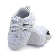 Gestreifter Baby-Sneaker mit zwei Streifen