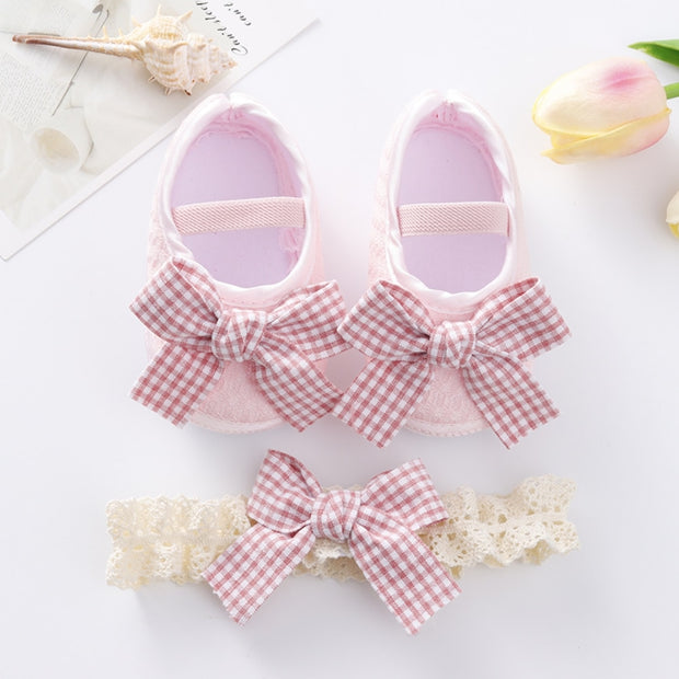 Süße Baby-Schuhe mit Schleife