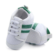 Gestreifter Baby-Sneaker mit zwei Streifen